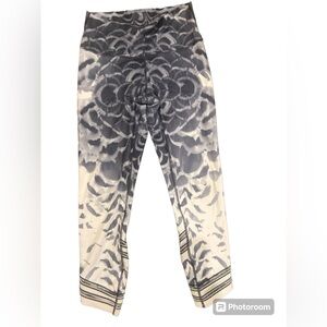 Lululemon leggings vintage style cropped size 8.